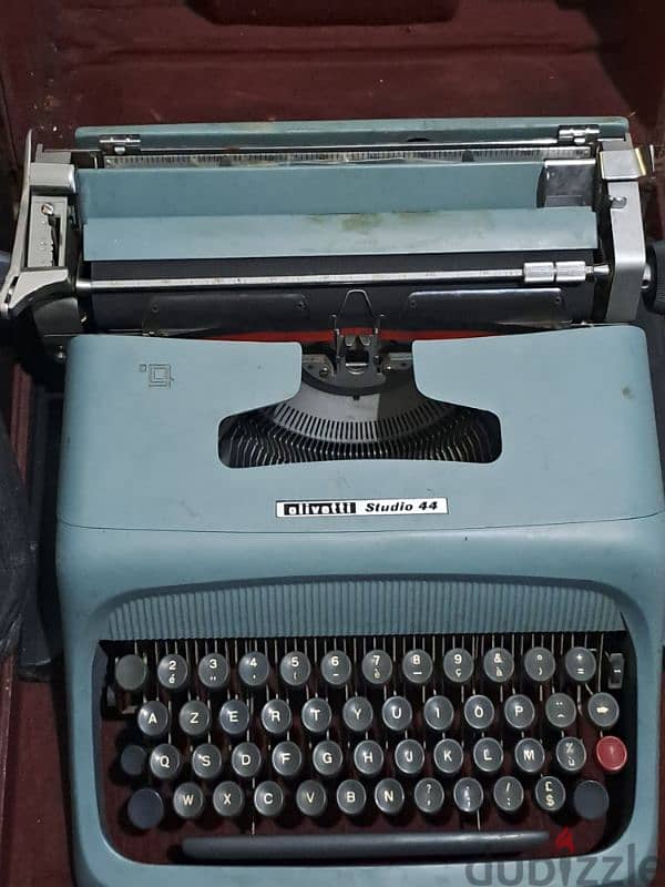 Olivetti Studio 44 1961 model typewriter , in excellent condition 3