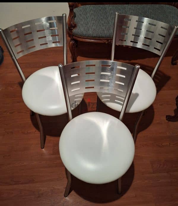 3 chairs kitchen 75$ 0