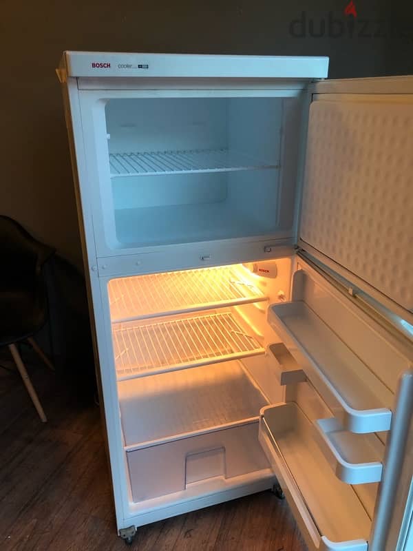 Bosh refrigerator like new . 175$ 1