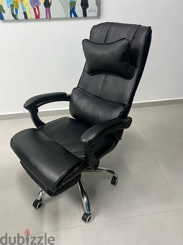 2 BLACK LEATHER OFFICE CHAIRS AT 300$ 0