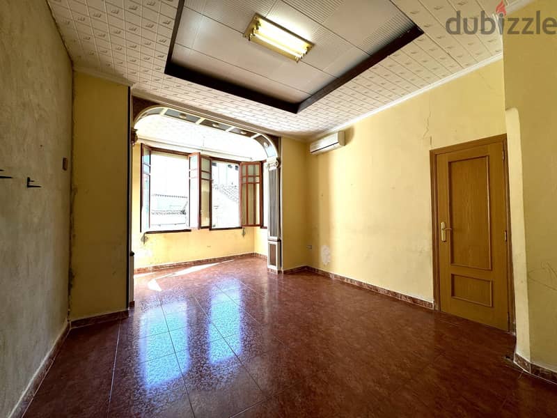 Spain spacious apartment in a quiet area, need renovation 005645 0