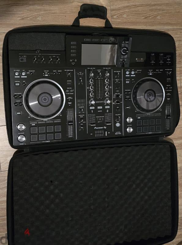 Pioneer Dj XDJ-RX2 with fabric case 0