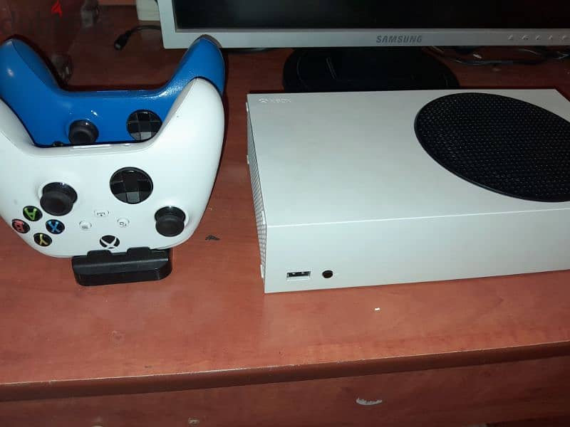 xbox series s with 2 controllers and 5 games 0