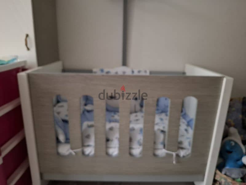 wood baby bed in a very good condition 2