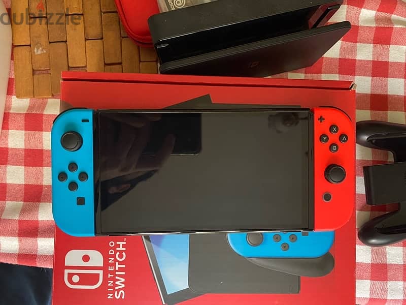 Nintendo Switch OLED (+ casing & 2 games) 0