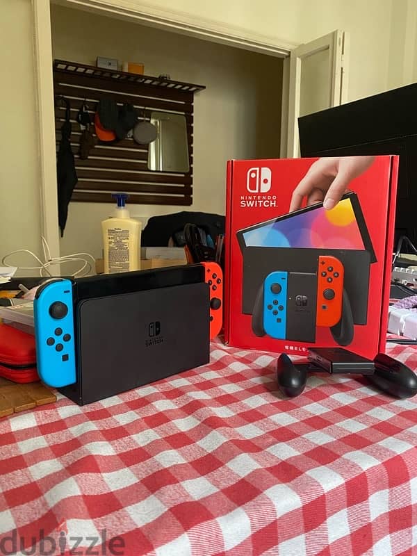 Nintendo Switch OLED (+ casing & 2 games) 2