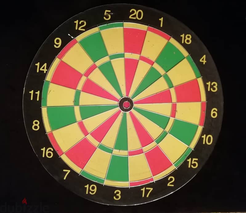 Dart board + 3 new darts 0