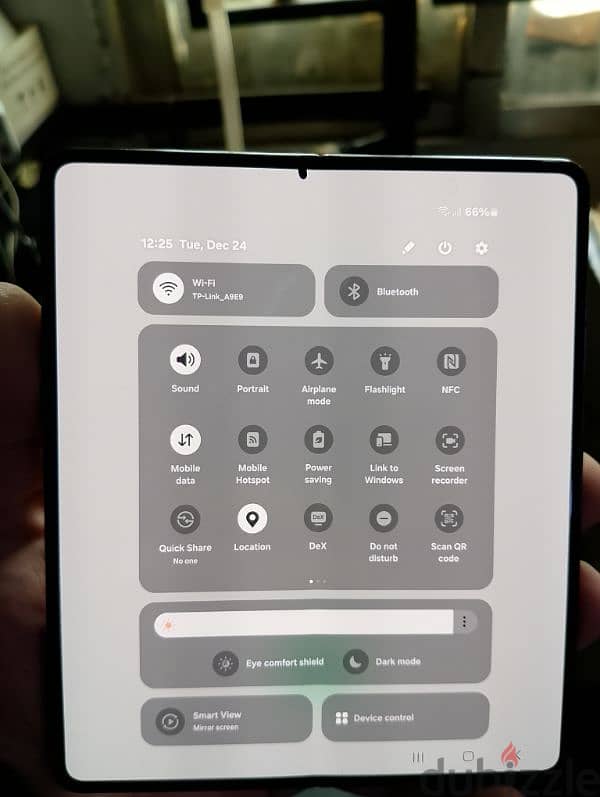 samsung fold 4 في نقطه سودا بالشاشه 2