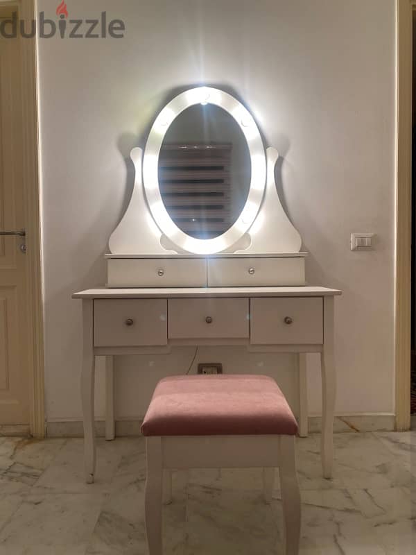 Elegant Dress Table Perfect for Your Girl’s Bedroom! 1