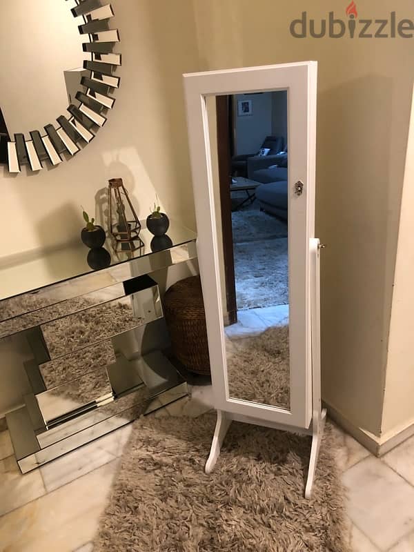 mirror jewelry cabinet like new . 120$ 0