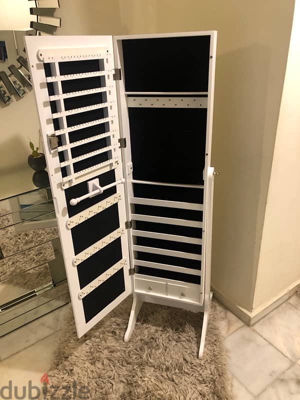 mirror jewelry cabinet like new . 120$ 1