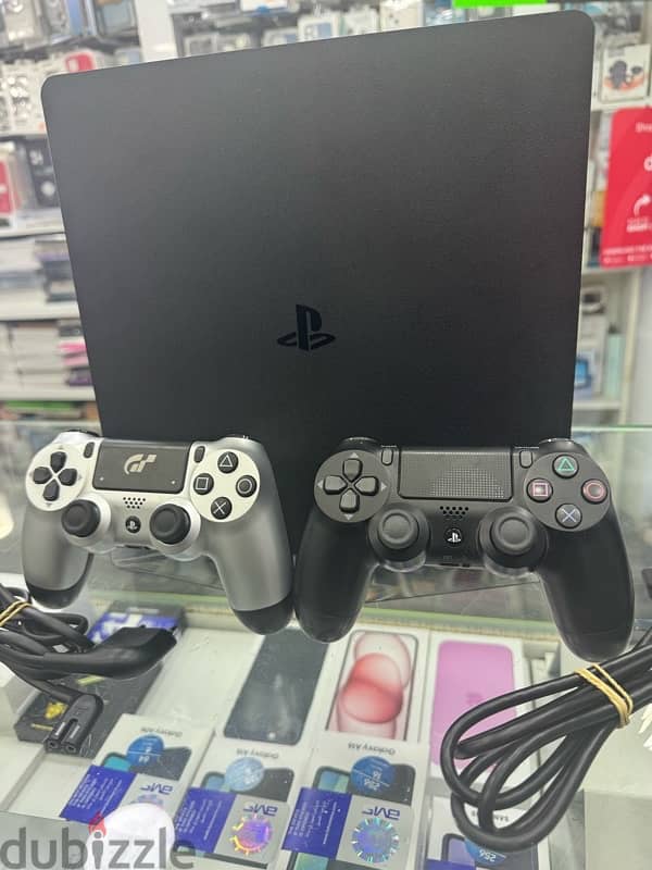 play station 4 slim like new 0 scratches with 2 joystics original 1