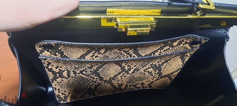 Handbag sac Fendi black. جزدان اسود 4