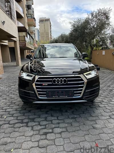 Audi Q5 Quattro Premium Plus 2018 black on black (clean carfax)