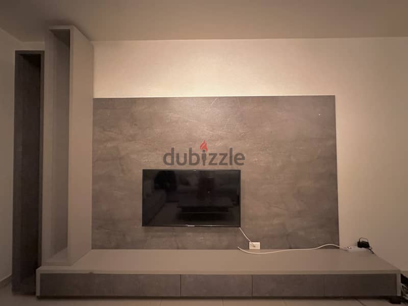 TV unit للبيع بداعي السفر 2