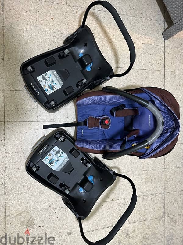 car seat with 2 bases 0