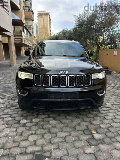 Jeep Grand Cherokee Laredo 2019 black on black