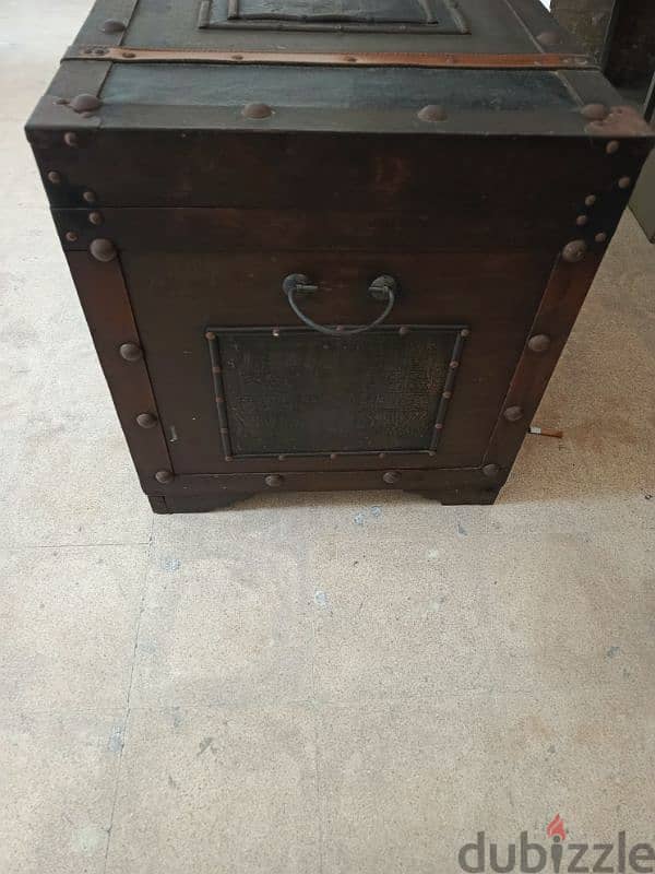 Vintage travel trunk 3