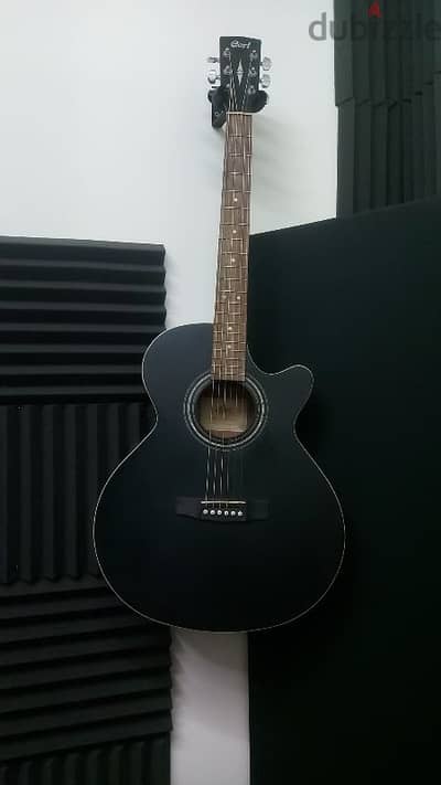 semi-acoustic Cort Guitar excellent condition