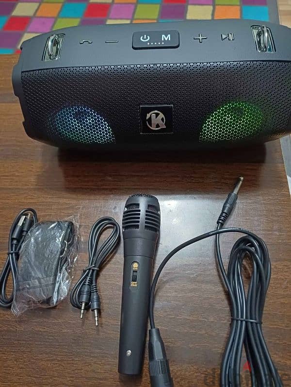 Speaker bluetooth +USB +memory card +Microphone 1