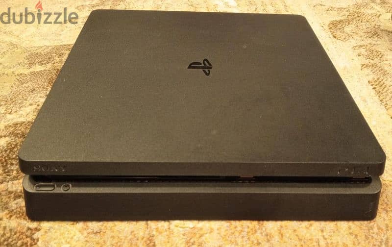 PS4 slim used like new with 4 controllers and 3 games 1