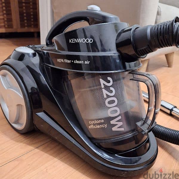 مكنسة كهربائية بحالة جيدة جدا للكنبايات والسجاد ماركة kenwood 2