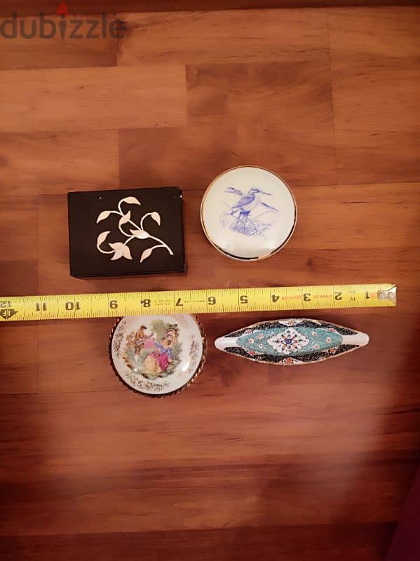 Various decorative items. 1