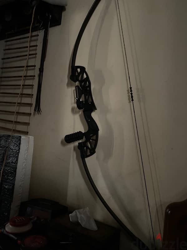 hand made bow with 5 aluminum arrows 3