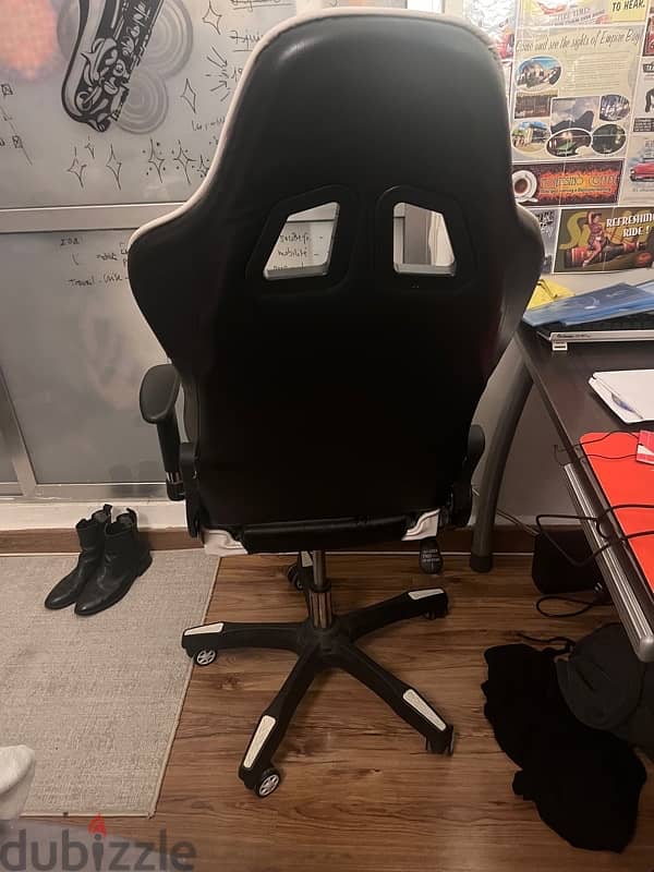 Gaming Chair White and Black (pillows included) 1