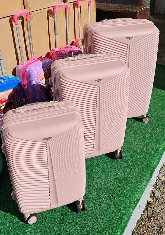 50% OFF SwissTech Unbreakable polycarbonate set of 3 suitcases luggage 1