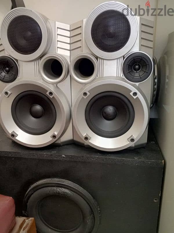 subwoofer and speakers 0