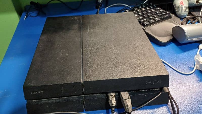 Ps4 used like new with 2 original controllers and a cd 0