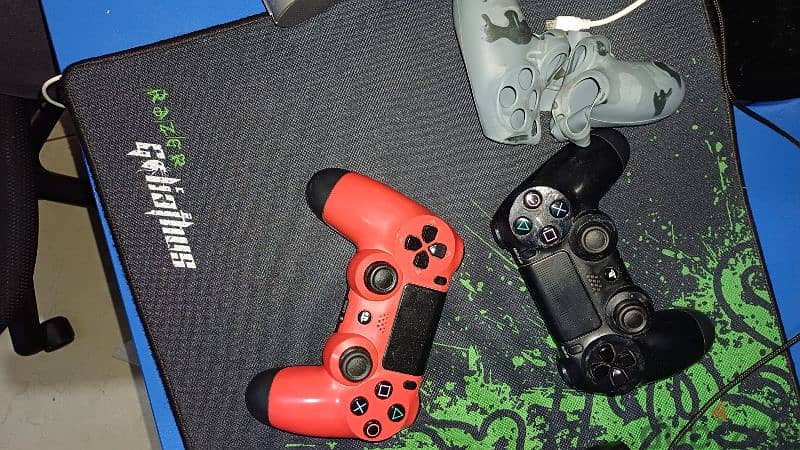 Ps4 used like new with 2 original controllers and a cd 2