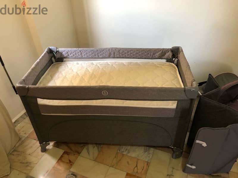 portable and foldable baby bed + mattress 2