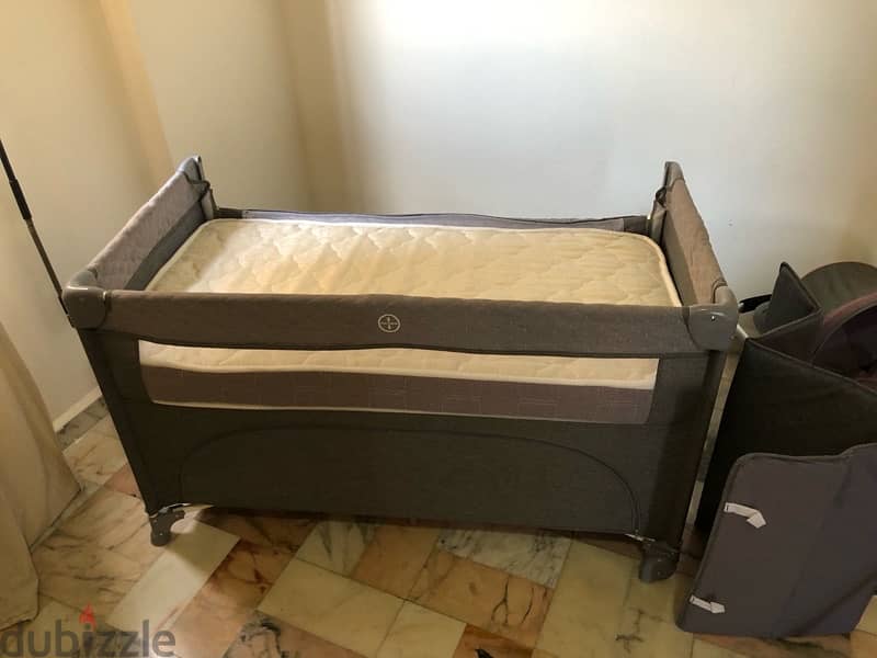 portable and foldable baby bed + mattress 3