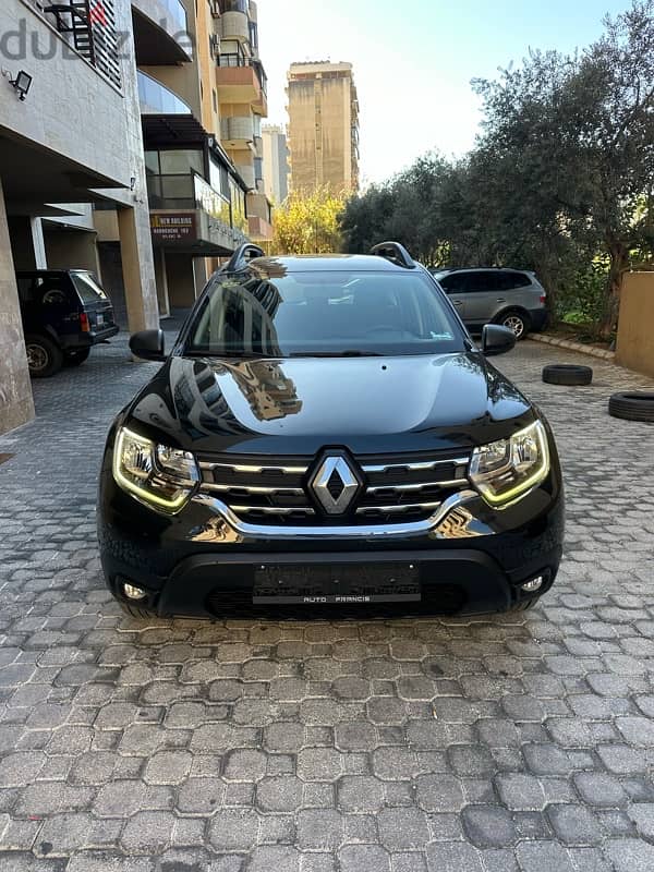 Renault Duster 4WD 2019 black on black (company source) 0