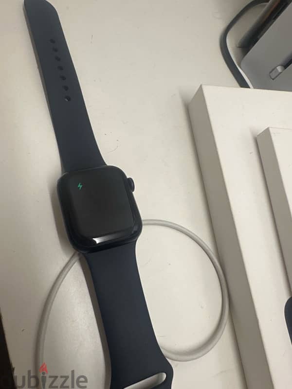 Apple watch series 8 , 41mm , 100% battery (comes with extra straps) 4