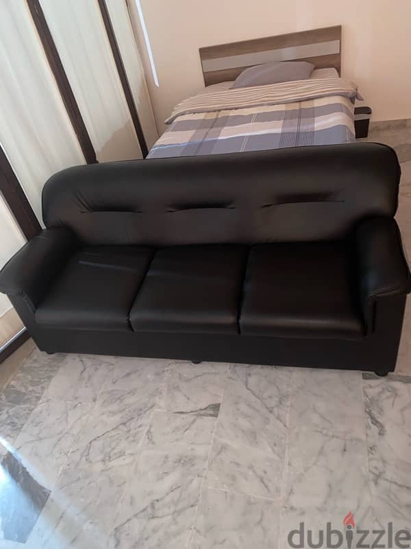 leather black sofa 0