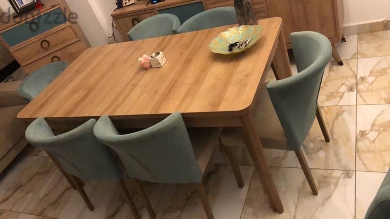 bellona dine in table with four chairs and one bench for 600$ 0