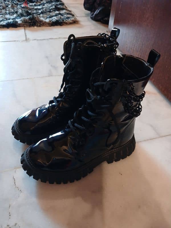 new black boot 0