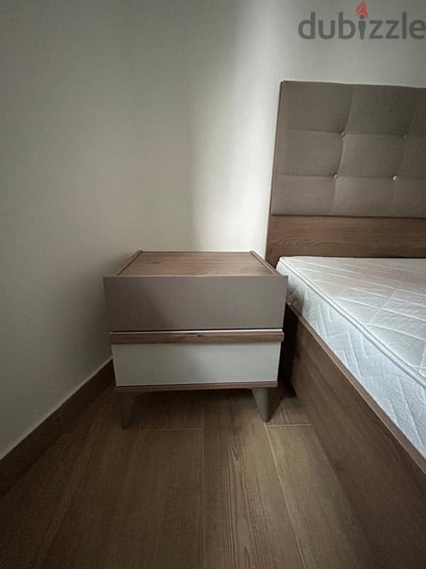 Modern Bedroom Set (Great condition) 4