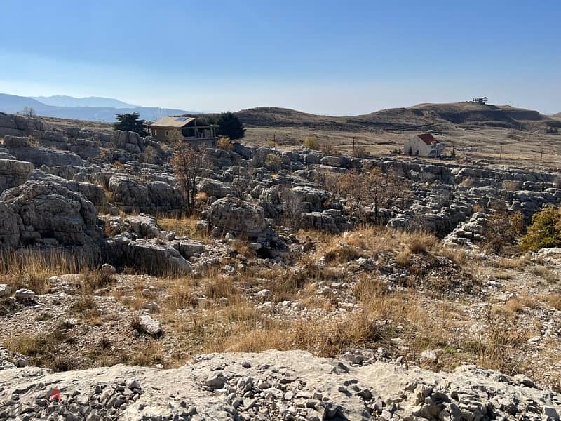 SPECTACULAR LAND in Qanat Bakich with View أرض في باكيش ٦٨٠ م٢ 3