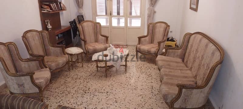 salon for sale with 3 tables in good condition 0