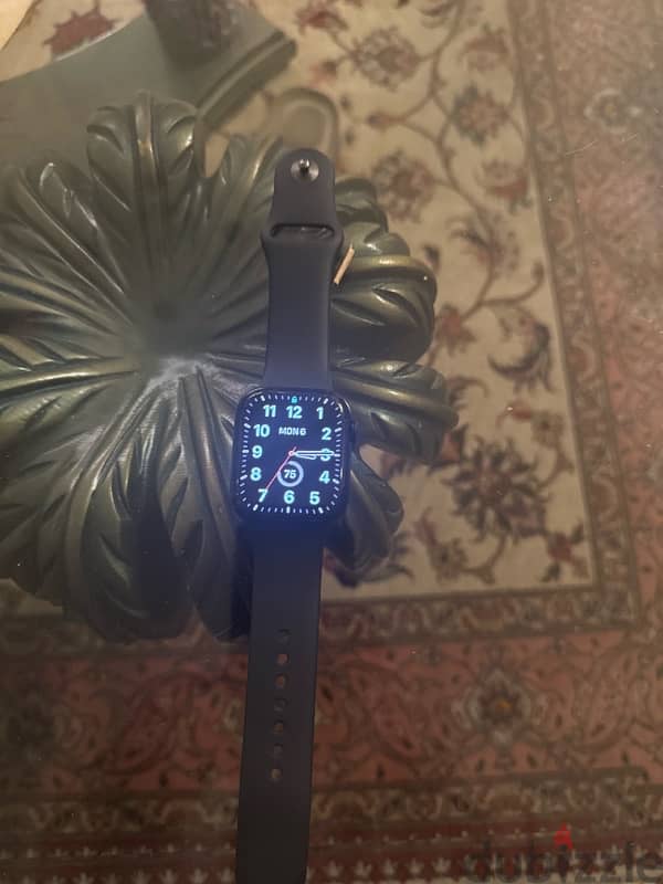 apple watch series 8 like new with charger NEGOTIABLE PRICE 0