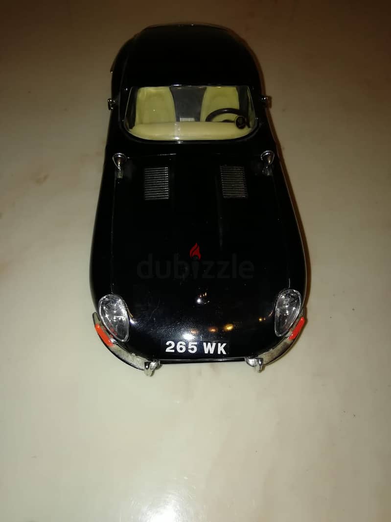 Jaguar E 1961 scale 1/18 diecast by Burago made in Italy 1