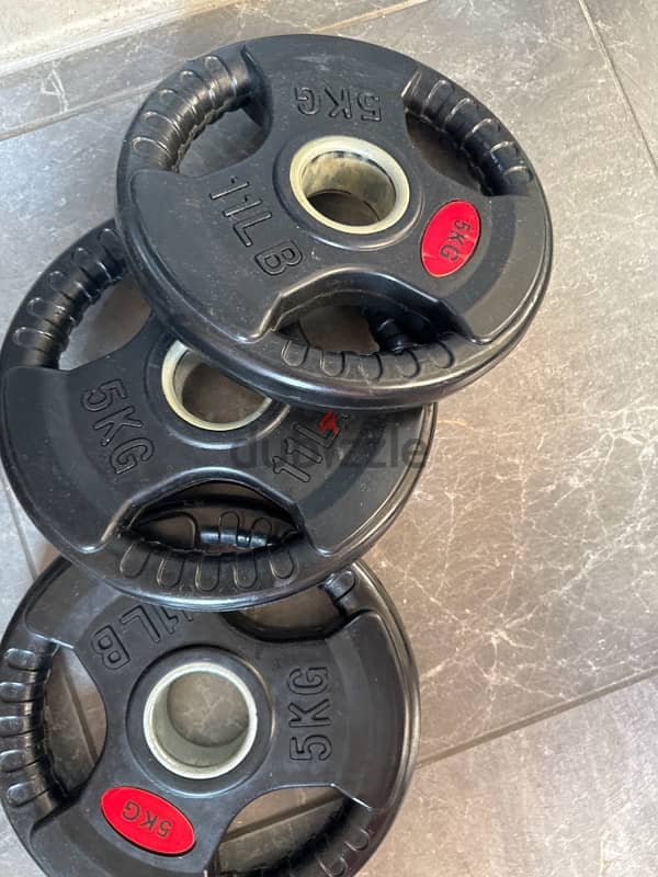 5 kgs plates (4pieces) and 10kgs plates (4pieces) with 20kgs barbell 1