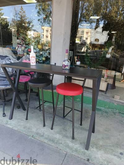 Bar with chairs. بار مع كرستين