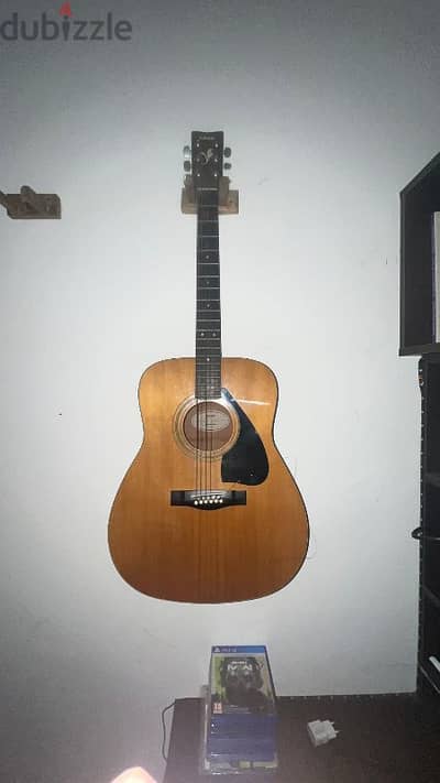 yamaha acoustic guitar (comes with new strings)