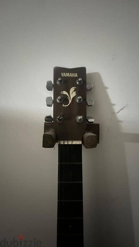 yamaha acoustic guitar (comes with new strings) 1