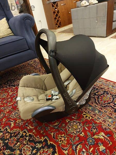 Maxi Cosi New Born Carrier +  Base with Iso Fix 1